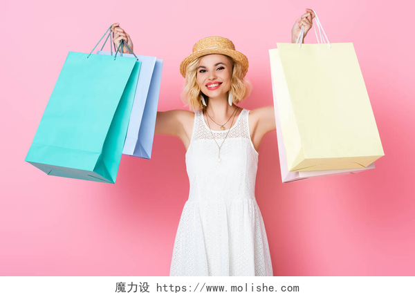 白色背景上拎着购物袋的女人头戴草帽，身穿白色衣服，提着粉色购物袋的女人 